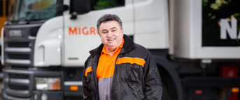 Un collaborateur de logistique avant un camion Un collaborateur de logistique avant un camion